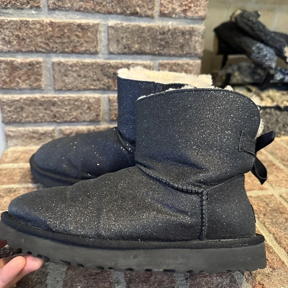 UGG Mini Bailey Bow Sparkle Boot Womens Size 8 Black, Fur Lined Bow